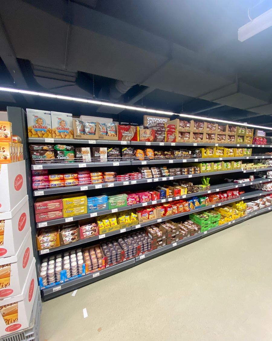 Süßwarenregal mit ETI-Produkten in einem Kundenmarkt