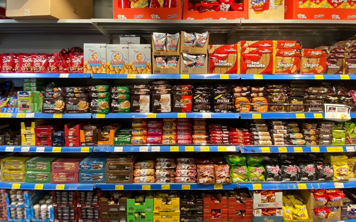 Gut gefülltes Süßwarenregal mit unseren Marken in einem Kundenmarkt